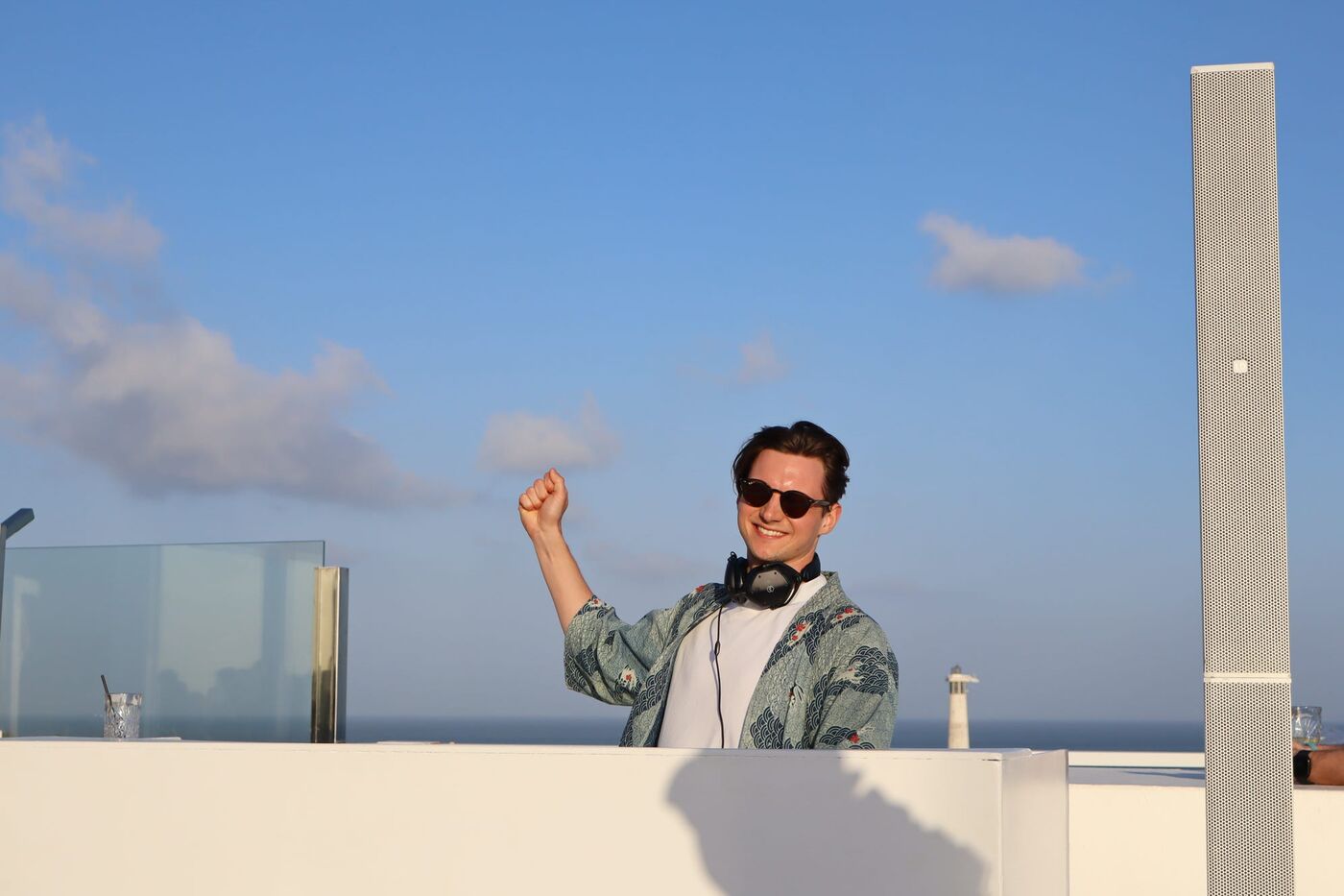 DJ Yannick Penz bei einem Open-Air Rooftop-Event am Meer